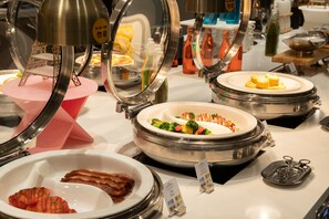 Se ofrece un desayuno bufé todos los días (por un coste adicional)