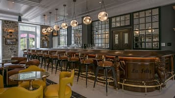 2 bars/lounges, poolside bar