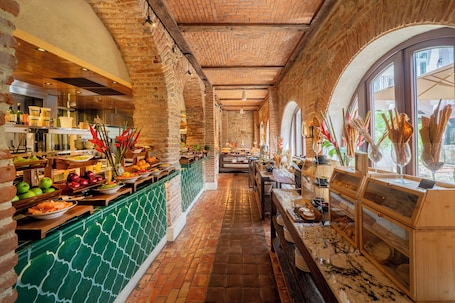 Café da manhã completo todos os dias mediante uma taxa