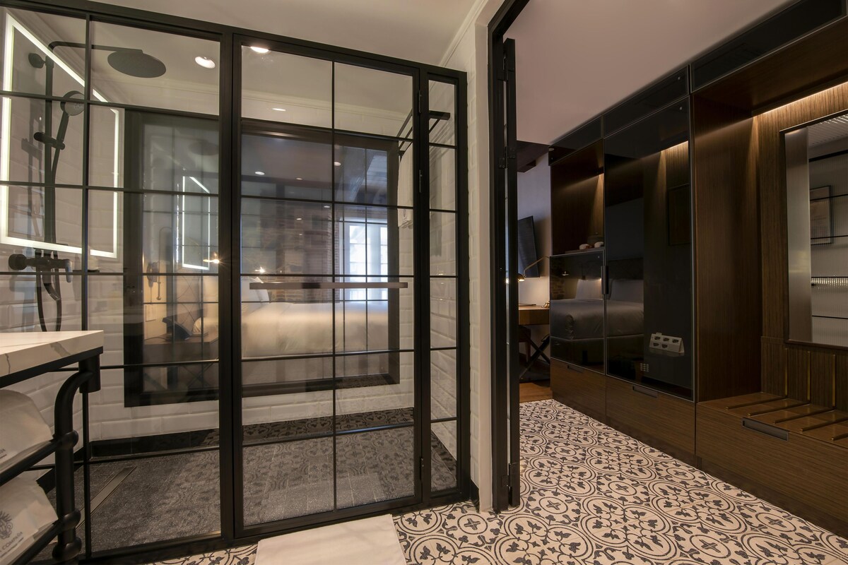 Room, 1 Queen Bed, Courtyard View | Bathroom | Shower, rainfall showerhead, free toiletries, hair dryer