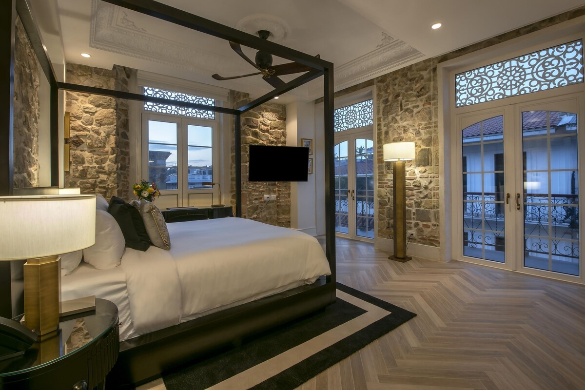 Junior Suite | Premium bedding, down comforters, pillowtop beds, in-room safe