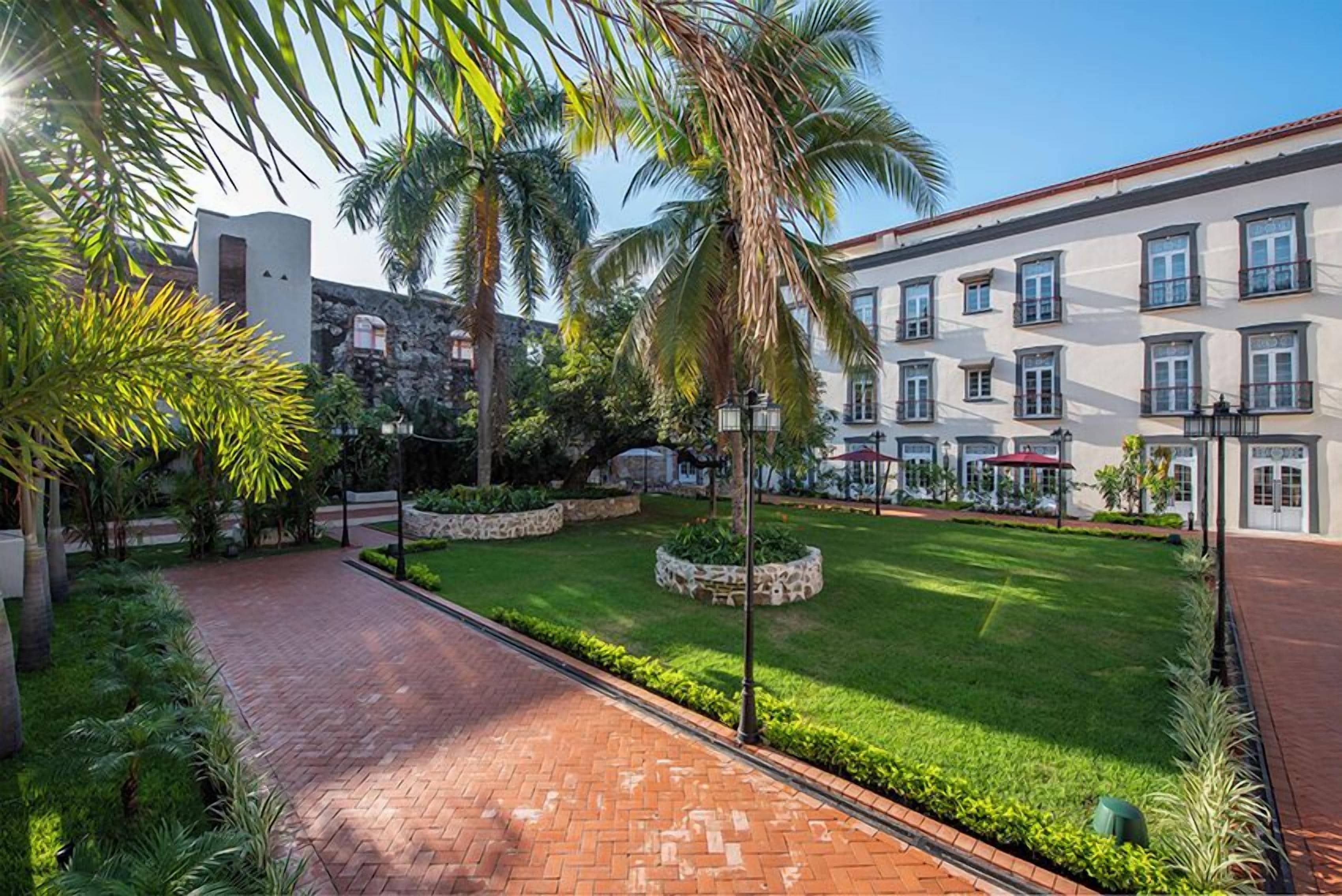 高档床上用品、羽绒被、加厚床垫、迷你吧