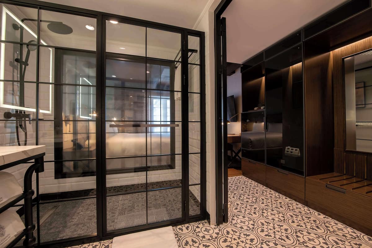 room, 1 queen bed, courtyard view | bathroom | shower, rainfall showerhead, free toiletries, hair dryer