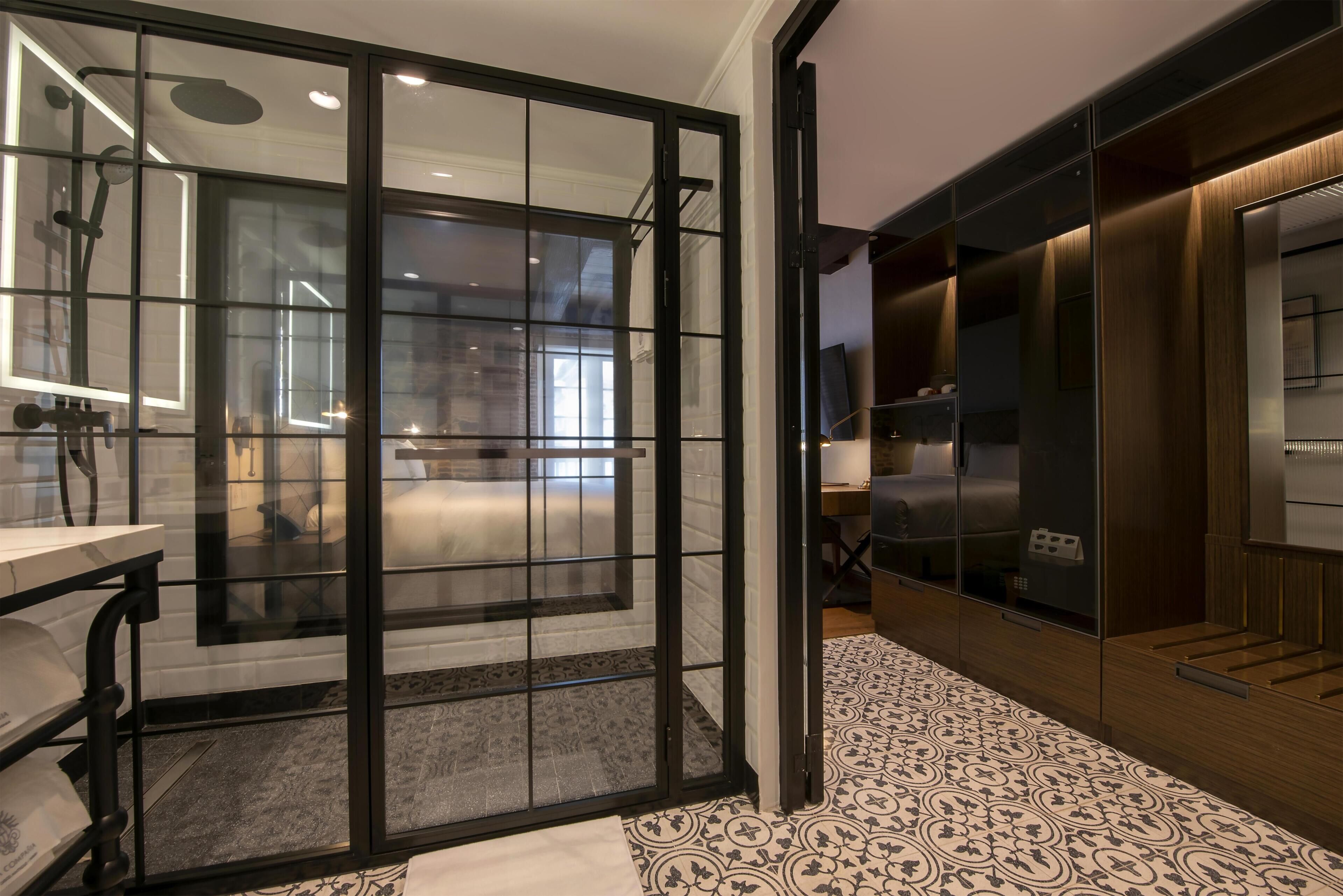 Room, 1 Queen Bed, Courtyard View | Bathroom