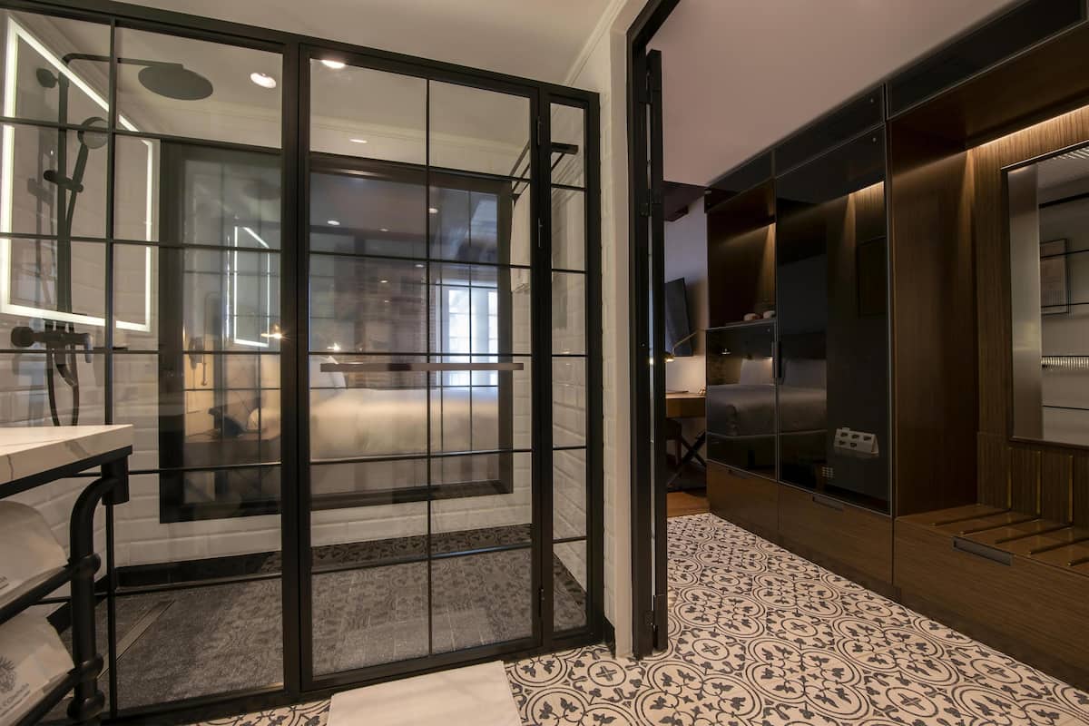 Room, 1 Queen Bed, Courtyard View | Bathroom
