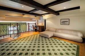Loft de lujo (Loft) | Área de sala de estar | Televisión LED de 55 pulgadas con canales digitales y televisión