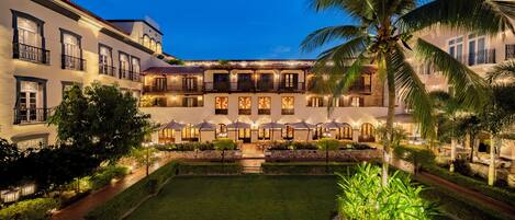 Vista frontal de la propiedad por la tarde o noche