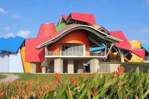 Un edificio moderno con un diseño arquitectónico único que presenta líneas curvas y angulares.