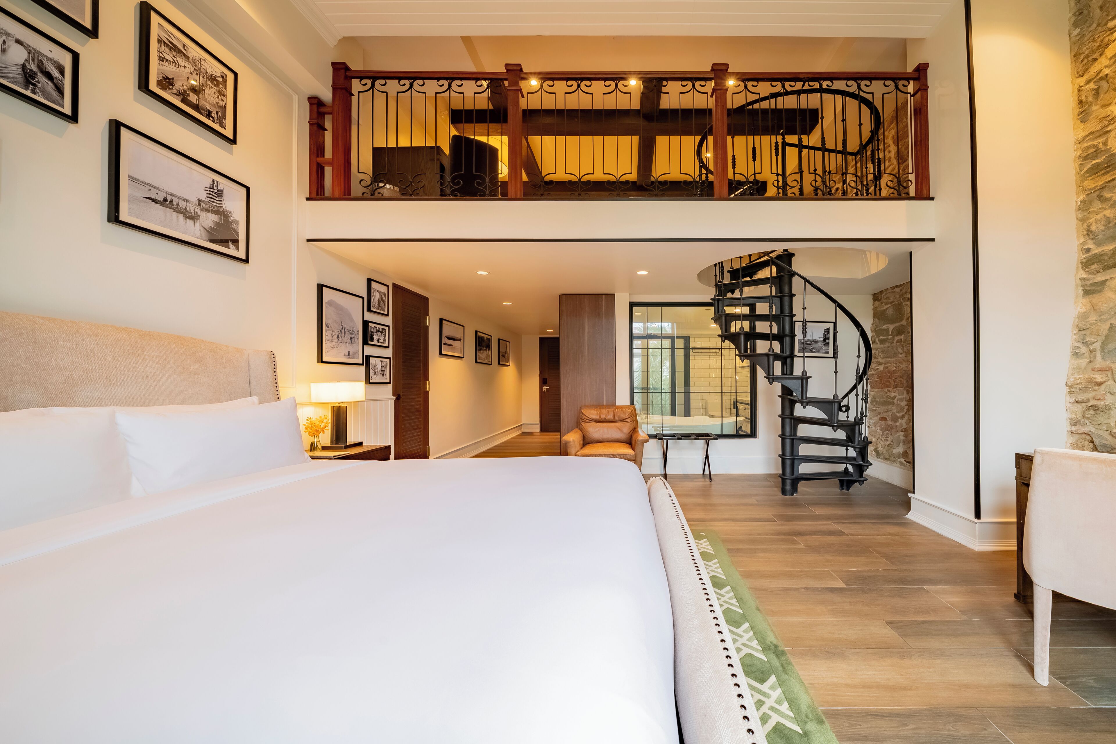 奢华复式房 (Loft) | 高档床上用品、羽绒被、加厚床垫、迷你吧