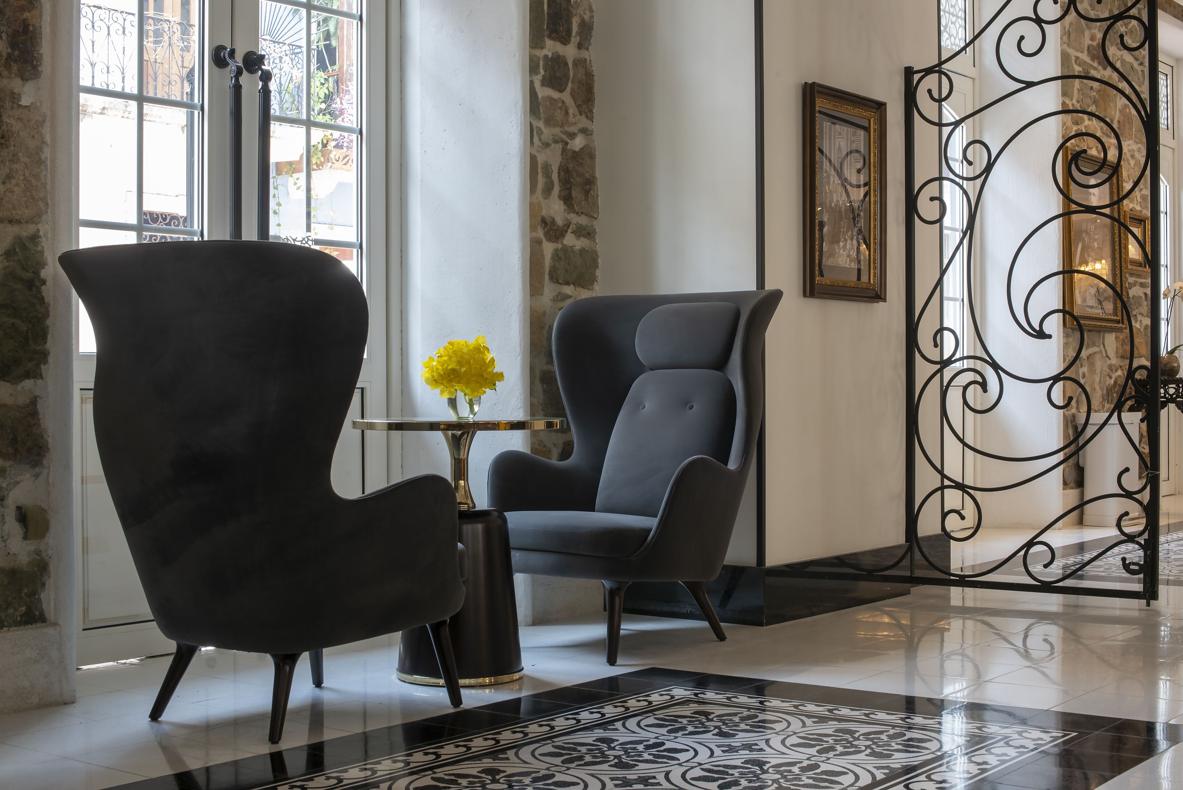 2 bars/lounges, poolside bar