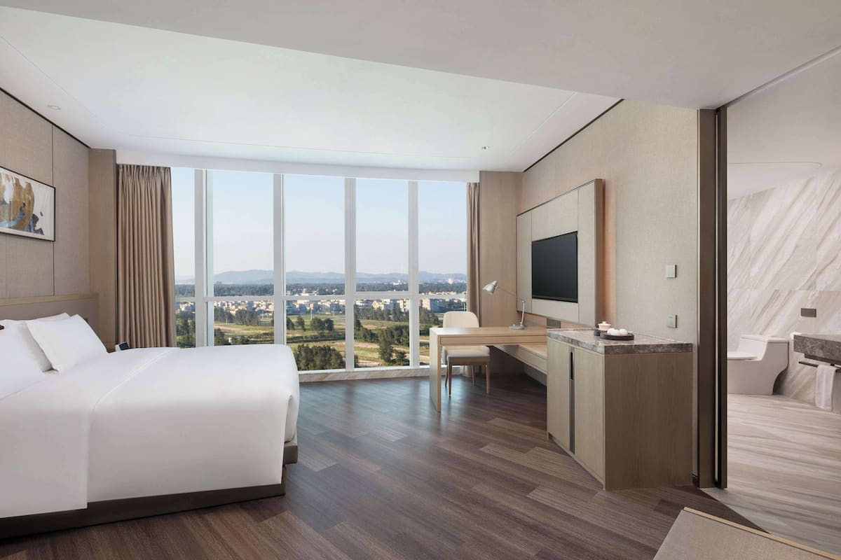 Seprai premium, selimut bulu angsa, minibar, dan meja kerja