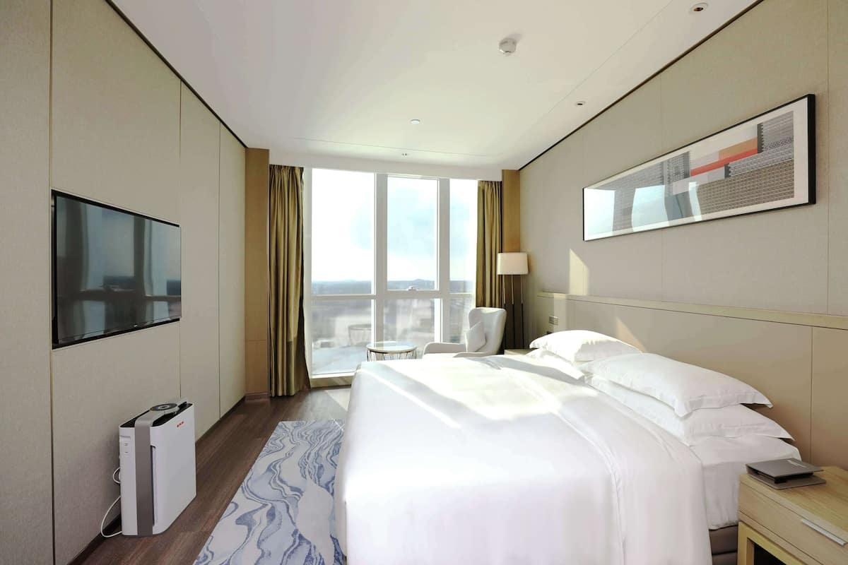 Seprai premium, selimut bulu angsa, minibar, dan meja kerja