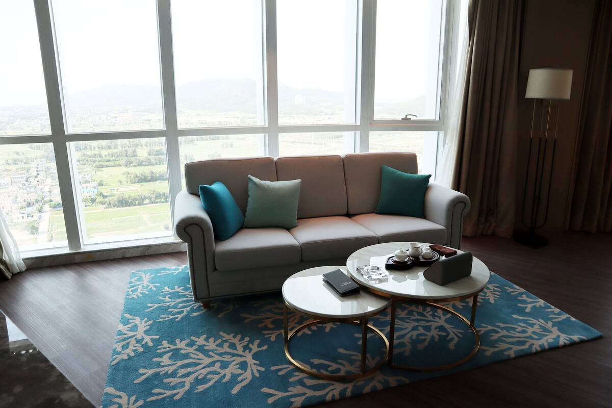 Suite Eksekutif, 1 Tempat Tidur King, Boleh Merokok | Seprai premium, selimut bulu angsa, minibar, dan meja kerja