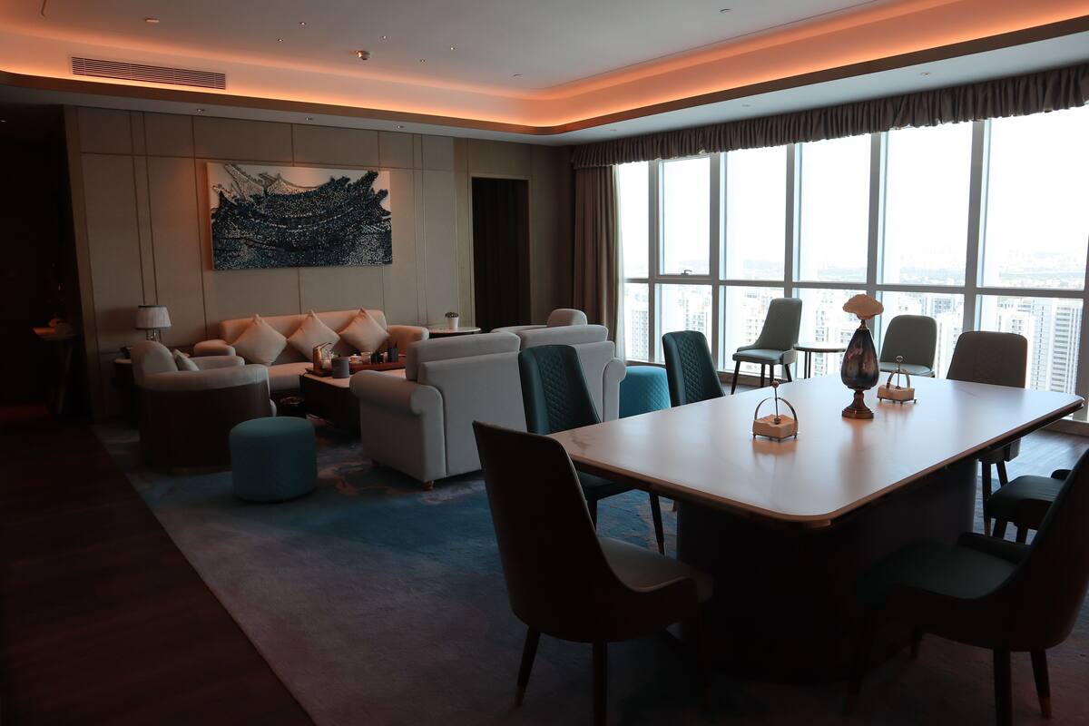 Suite Presidensial, 1 Tempat Tidur King, Bebas Asap Rokok | Seprai premium, selimut bulu angsa, minibar, dan meja kerja