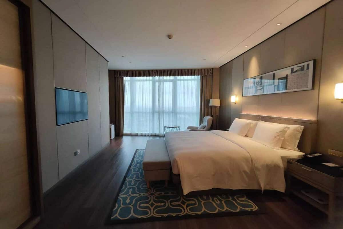 Suite Eksekutif, 1 Tempat Tidur King, Bebas Asap Rokok | Seprai premium, selimut bulu angsa, minibar, dan meja kerja