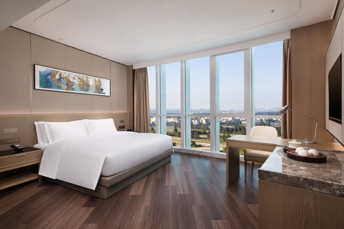 Seprai premium, selimut bulu angsa, minibar, dan meja kerja