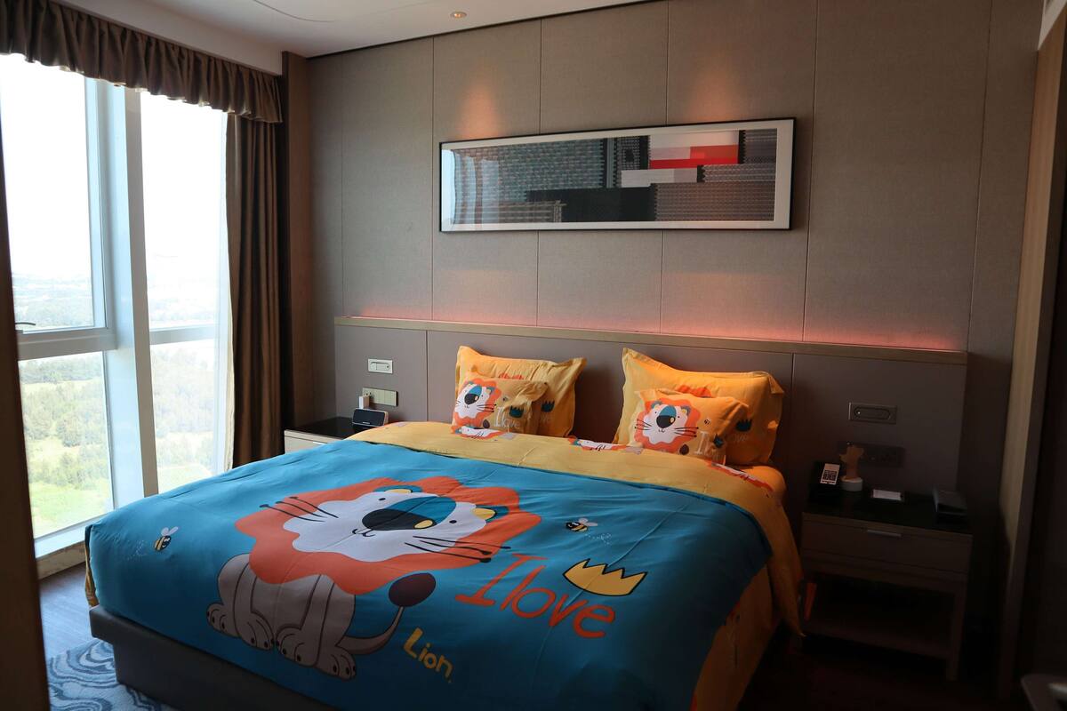 Suite Keluarga, 1 Tempat Tidur Queen, Bebas Asap Rokok | Seprai premium, selimut bulu angsa, minibar, dan meja kerja