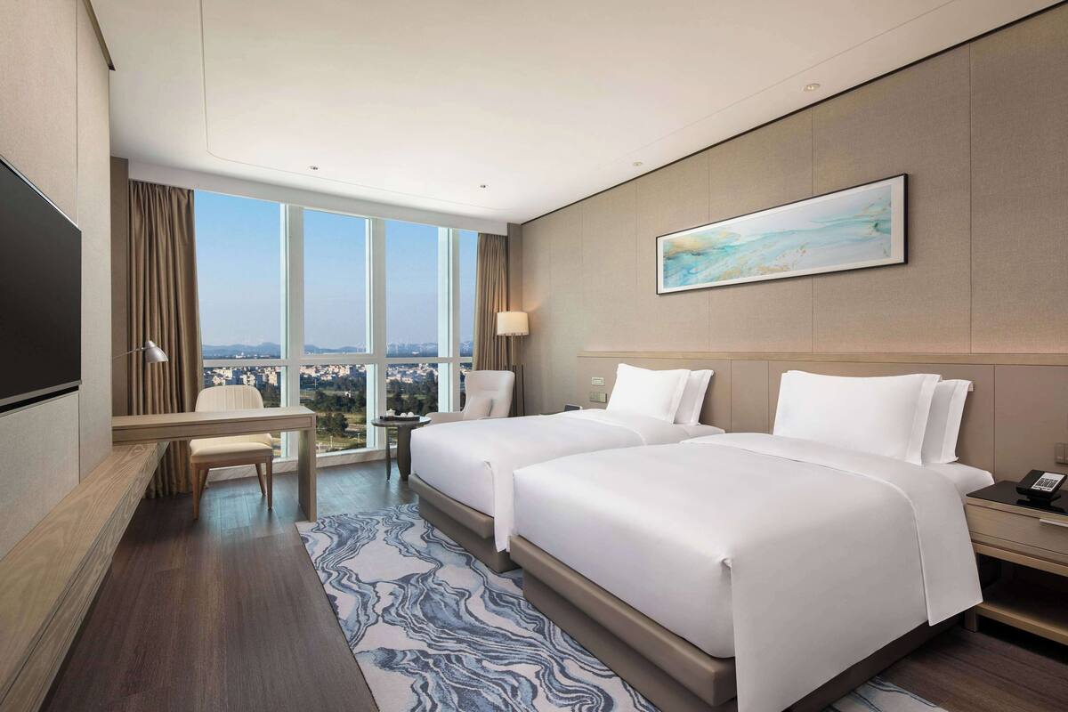 Seprai premium, selimut bulu angsa, minibar, dan meja kerja