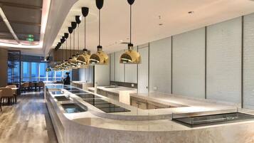 Daily buffet breakfast (CNY 98 per person)