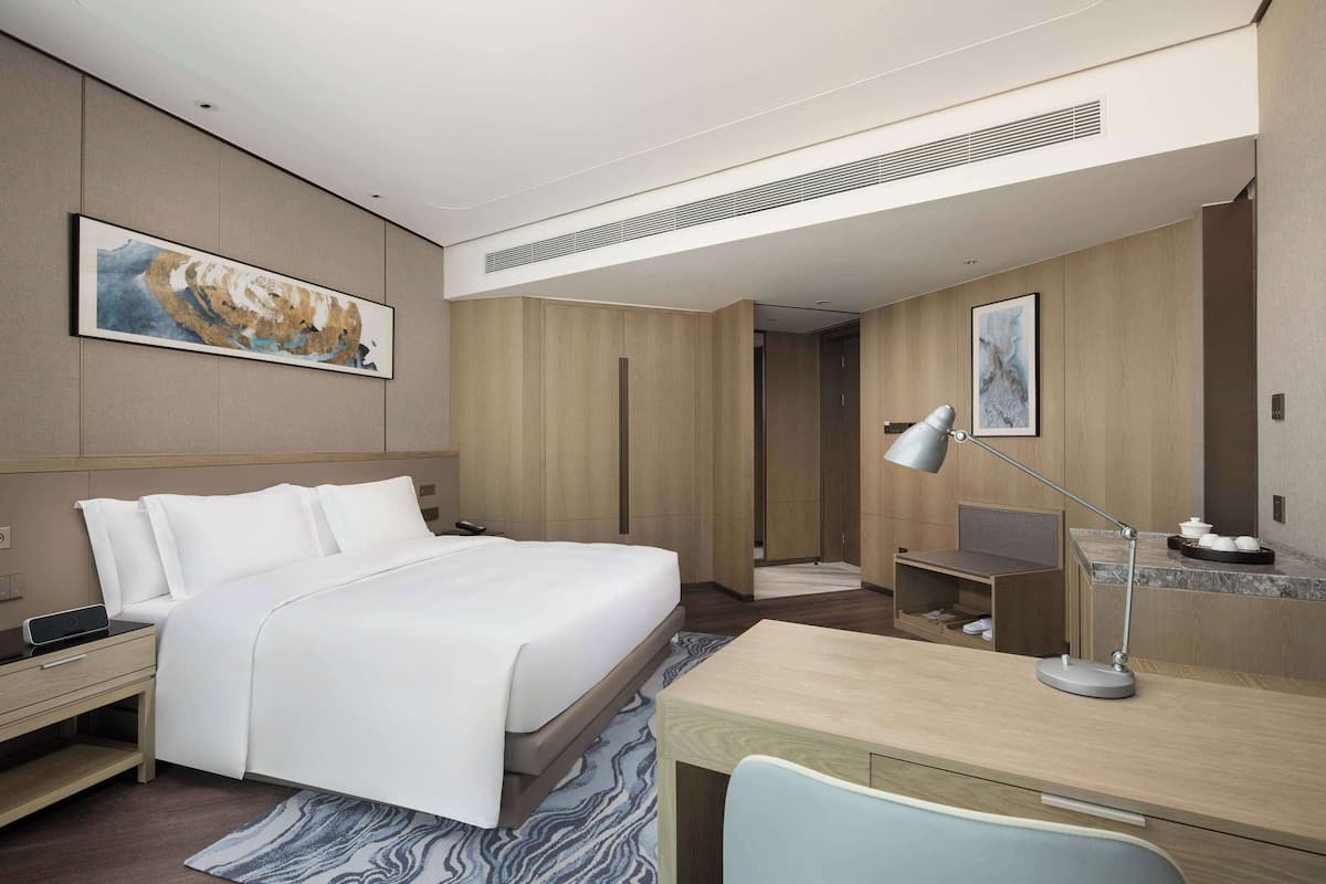 Seprai premium, selimut bulu angsa, minibar, dan meja kerja