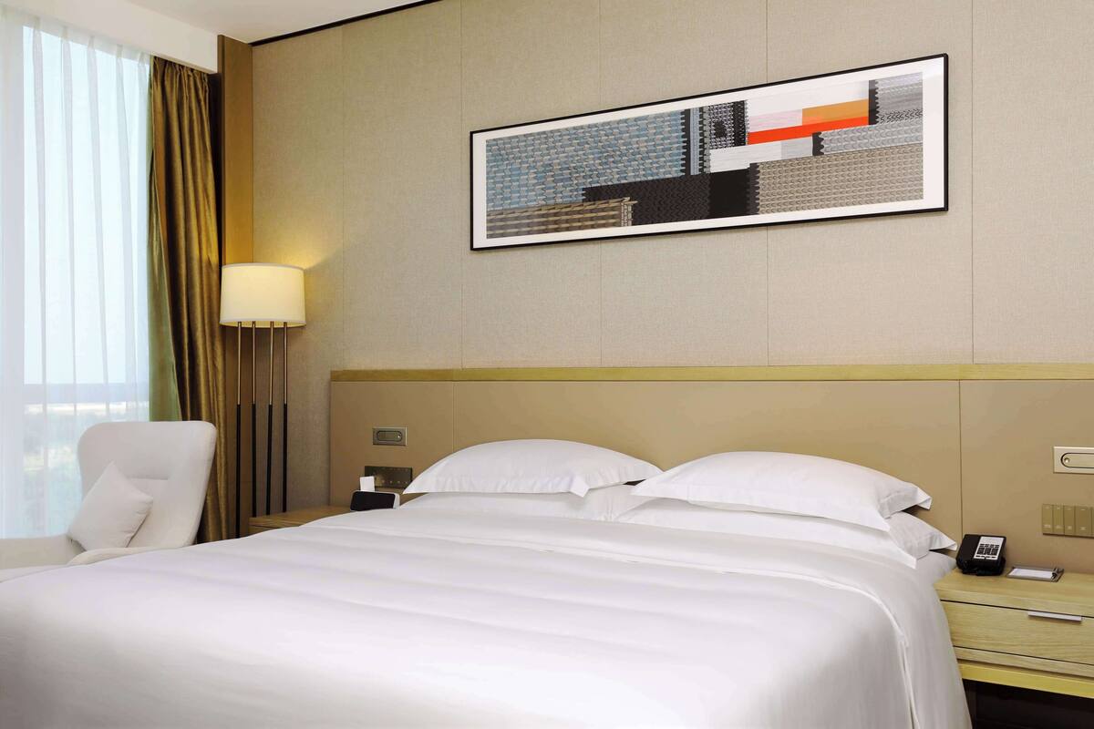 Seprai premium, selimut bulu angsa, minibar, dan meja kerja