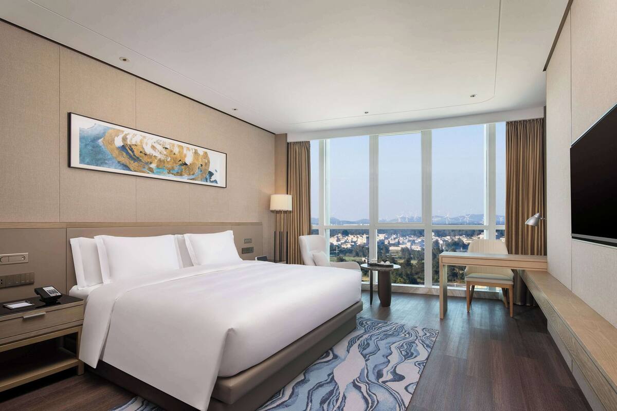 Seprai premium, selimut bulu angsa, minibar, dan meja kerja
