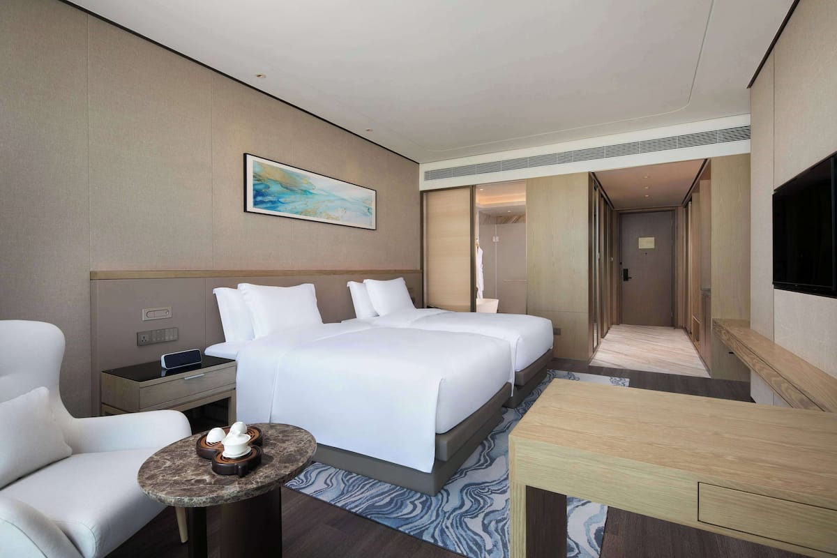 Seprai premium, selimut bulu angsa, minibar, dan meja kerja
