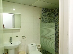Combined shower/bathtub, towels - Apartamento en Residencial D'alexandro, Boca Chica (Santo Domingo Este)