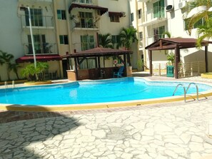 Outdoor pool, a heated pool - Apartamento en Residencial D'alexandro, Boca Chica (Santo Domingo Este)