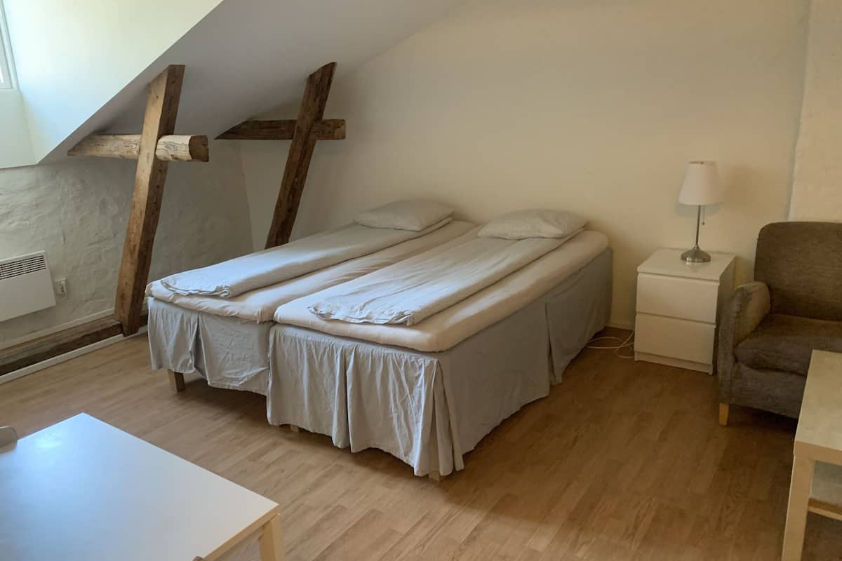 Studio Design | Unika möbler, skrivbord, arbetsyta för laptop och gratis wi-fi