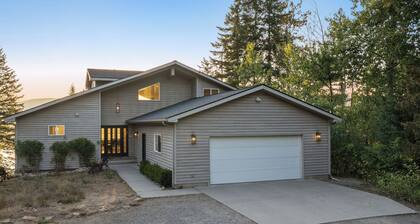 Lakeview Retreat â Spacious 6,000 Sq Ft Home on 21 Acres