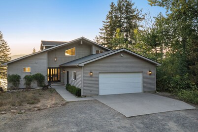 Lakeview Retreat – Spacious 6,000 Sq Ft Home on 21 Acres