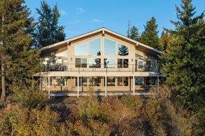 Exterior - Lakeview Retreat – Spacious 6,000 Sq Ft Home on 21 Acres (Sagle)