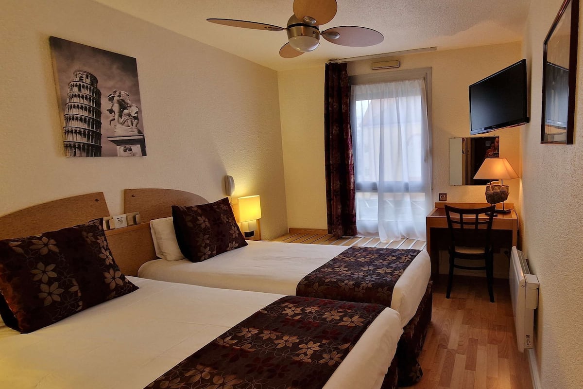 Standard Room, 2 Twin Beds | Premium bedding, in-room safe, desk, laptop workspace