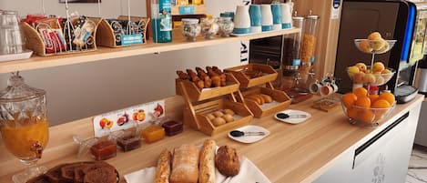 Tägliches Frühstücksbuffet (9.10 EUR pro Person)