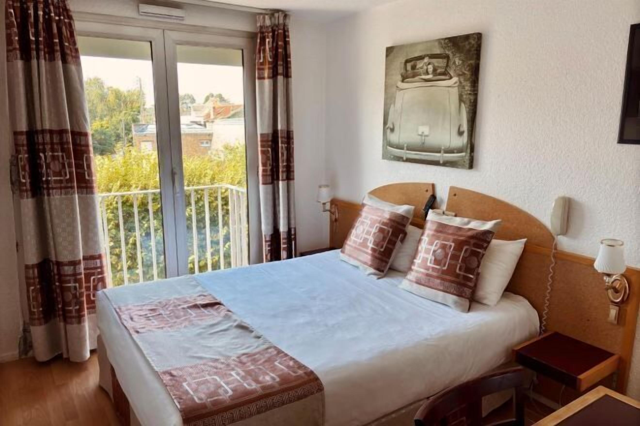 Premium bedding, in-room safe, desk, laptop workspace