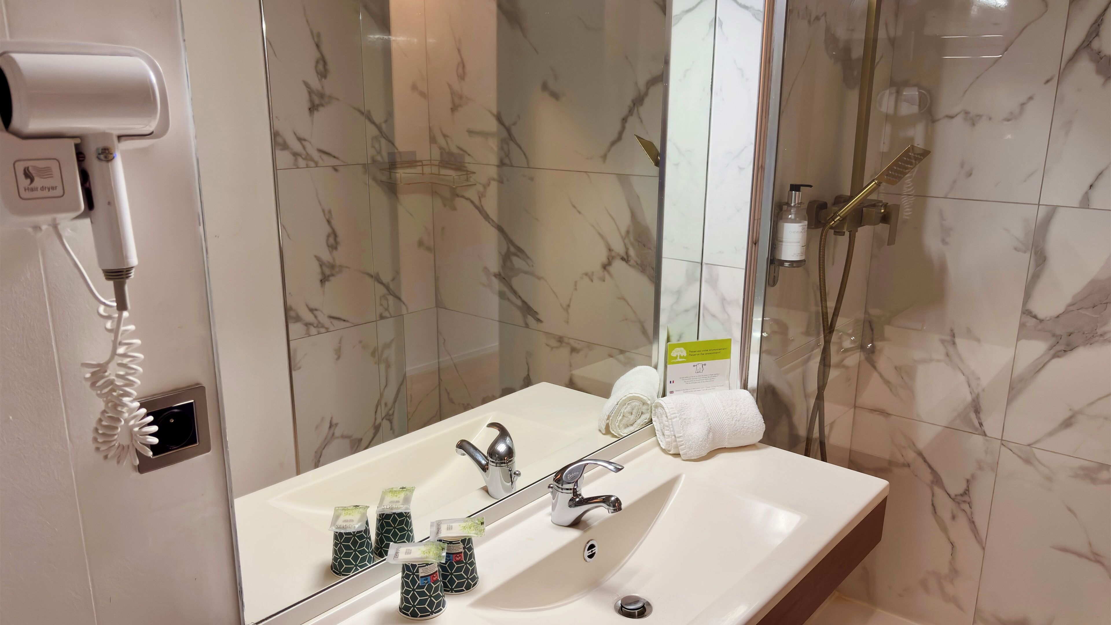 Ducha, artículos de tocador ecológicos, toallas, jabón
