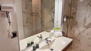 Habitación, varias camas | Baño | Regadera, amenidades de baño ecológicas, toallas, jabón 