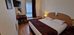 Standard Room, 1 Double Bed | Premium bedding, in-room safe, desk, laptop workspace