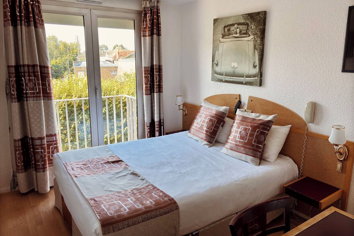 Comfort Room, 1 Double Bed | Premium bedding, in-room safe, desk, laptop workspace