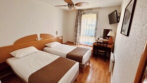 Standard Room, 2 Katil Bujang (Single) | Peralatan tempat tidur premium, peti besi dalam bilik, meja 