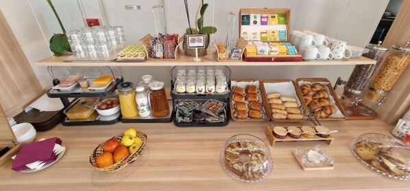 Desayuno buffet (EUR 9.10 por persona)