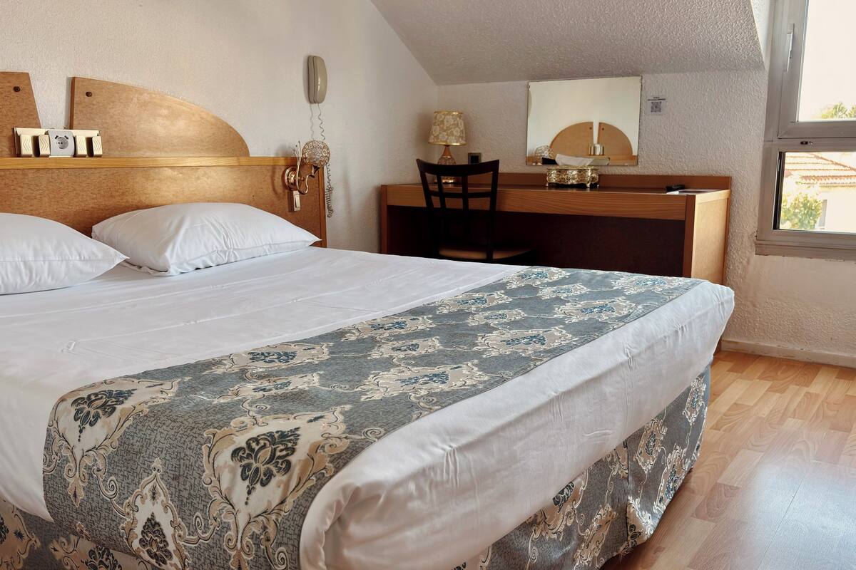 Standard Room, 1 Double Bed | Premium bedding, in-room safe, desk, laptop workspace