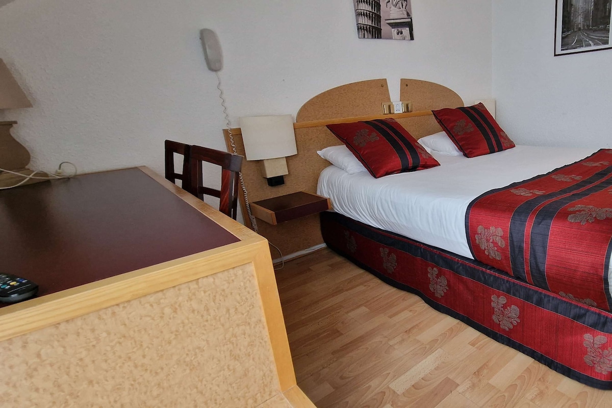 Chambre Confort, 1 lit double | Literie de qualité, coffre-fort, bureau