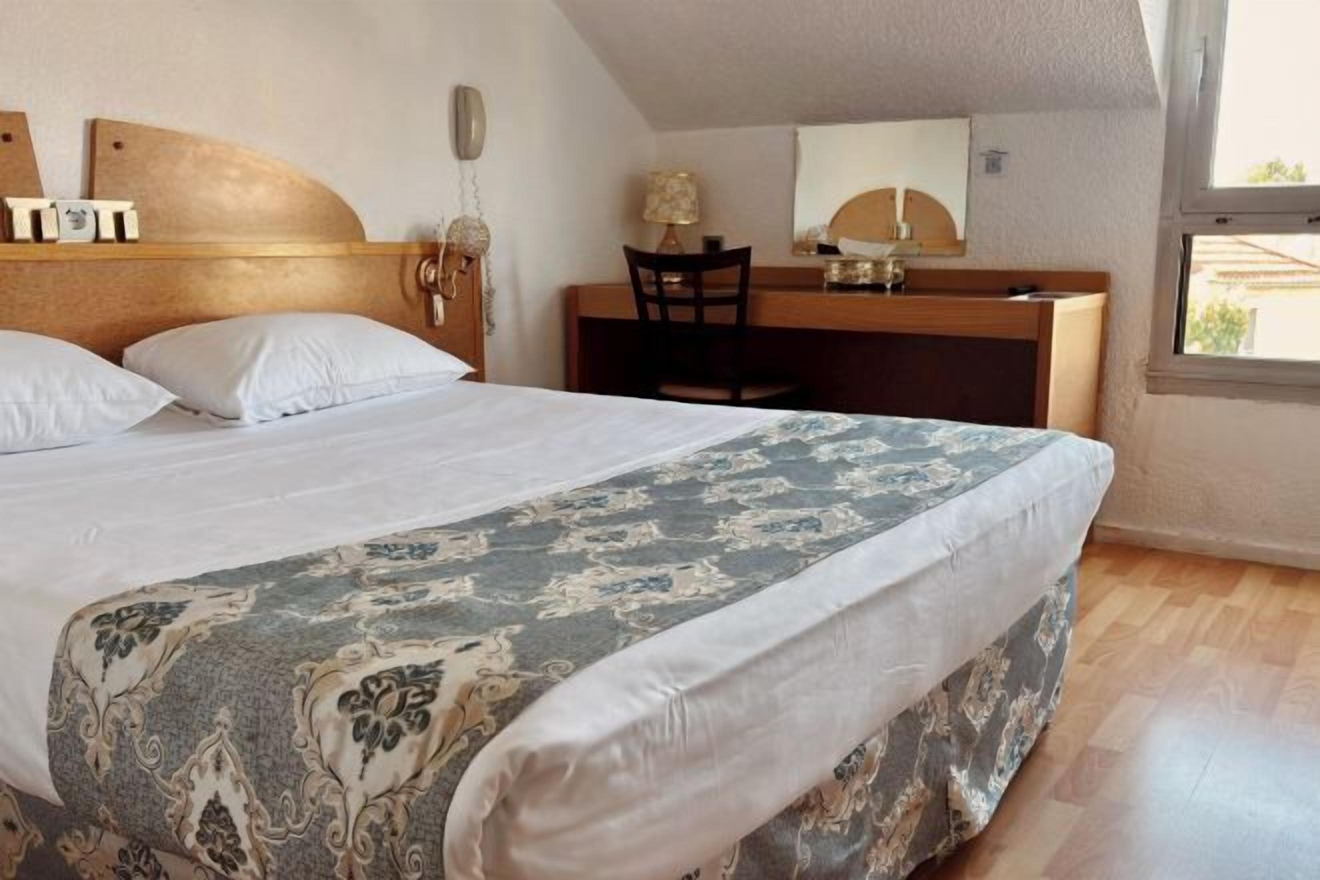 Premium bedding, in-room safe, desk, laptop workspace