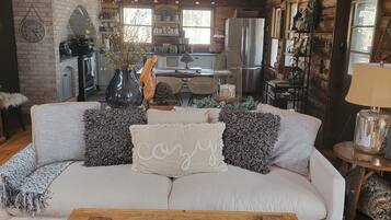 TV connectée, cheminée, lecteur de DVD, baby-foot