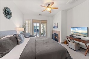 3 makuuhuonetta, tallelokero huoneessa, työpöytä, silitysrauta/-lauta