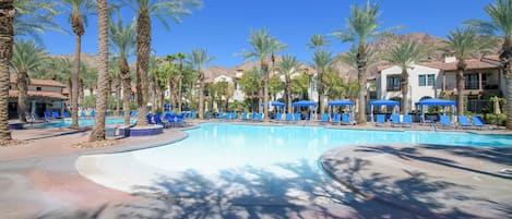 Una piscina al aire libre, una piscina climatizada