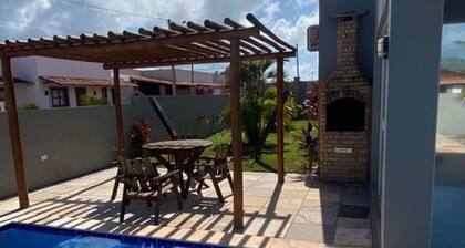 Casa com Piscina e Jardim, a 400m da Praia de águas quente. Aceita seu animal.