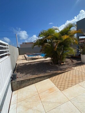 Terrace/patio - Casa com Piscina e Jardim, a 400m da Praia de águas quente. Aceita seu animal.  (RN)